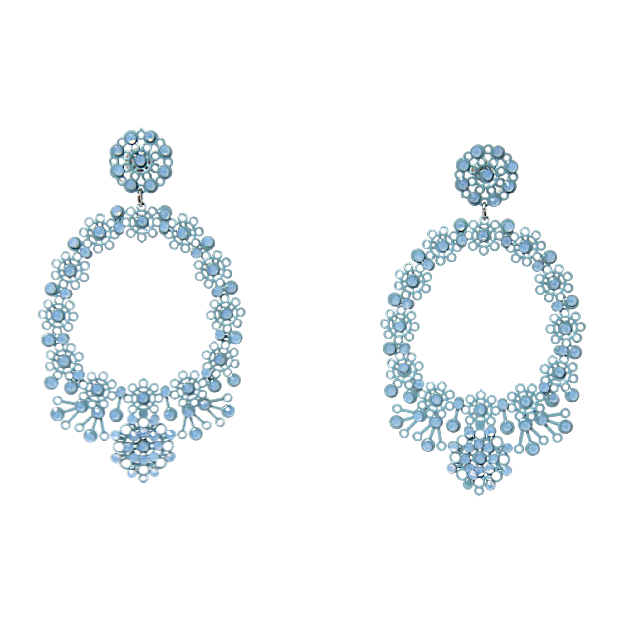 1. Immagine prodotto frontale
Light blue oval lace-inspired earrings with Swarovski crystals and enamelled metal laminae, INGA Sirmione.

2. Immagine sul manichino
Light blue oval statement earring shown on mannequin to illustrate real proportions and size.

3. Immagine editoriale indossata
Close-up editorial portrait of a model wearing light blue oval lace earrings with Swarovski crystals.
