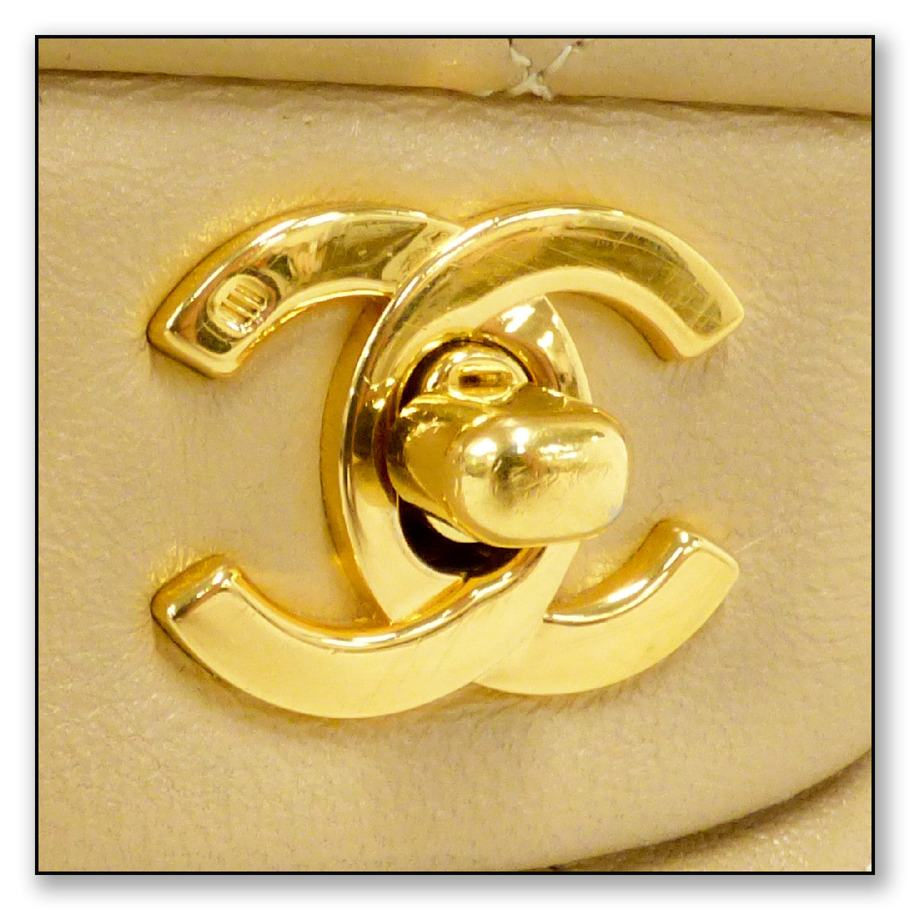 Solapa clásica en crema de Chanel